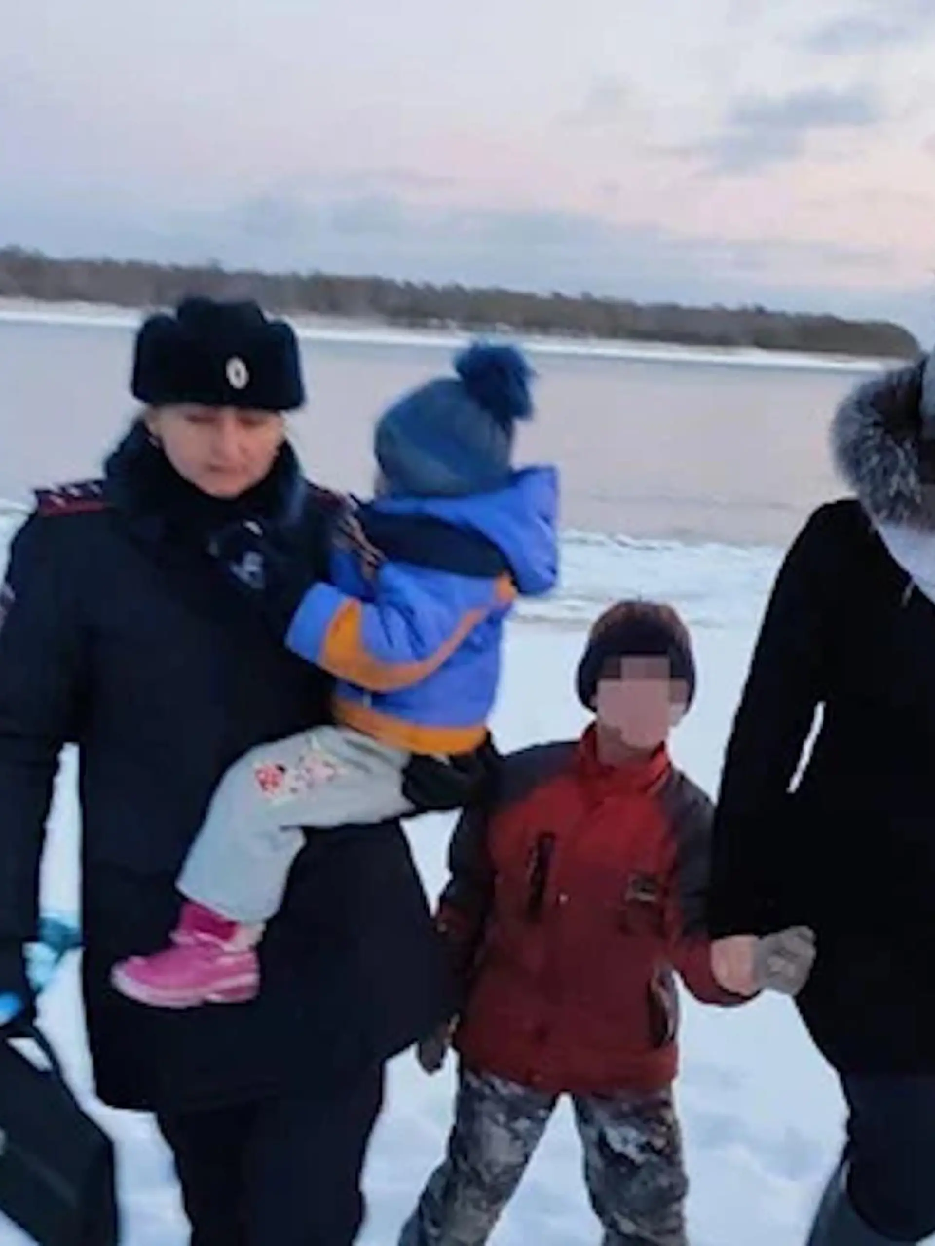 Rettungskräfte müssen acht Kinder aus einem Dorf in Sibirien evakuieren, die dort von ihrer Mutter vollkommen sich selbst überlassen wurden.