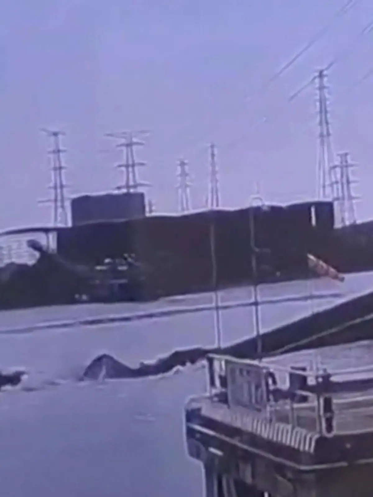 In China bricht am 15. November ein Frachter, der Eisenerzpulver geladen hat, in zwei Hälften. Vier Besatzungsmitglieder können zum Glück gerettet werden.