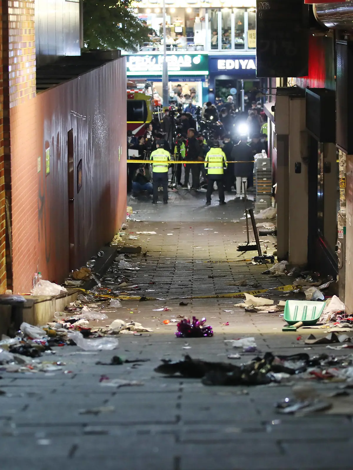 News Bilder des Tages Südkorea, zahlreiche Tote nach Massenpanik in Seoul 221030 -- SEOUL, Oct. 30, 2022 -- This photo taken on Oct. 30, 2022 shows the site of a stampede accident in Itaewon, a district of Seoul, South Korea. At least 146 people were killed and 150 others injured in a stampede accident that occurred Saturday night at Itaewon, a district of the South Korean capital Seoul, during Halloween gatherings, local authorities said early Sunday morning.  via Xinhua SOUTH KOREA-SEOUL-HALLOWEEN GATHERINGS-STAMPEDE NEWSIS PUBLICATIONxNOTxINxCHN