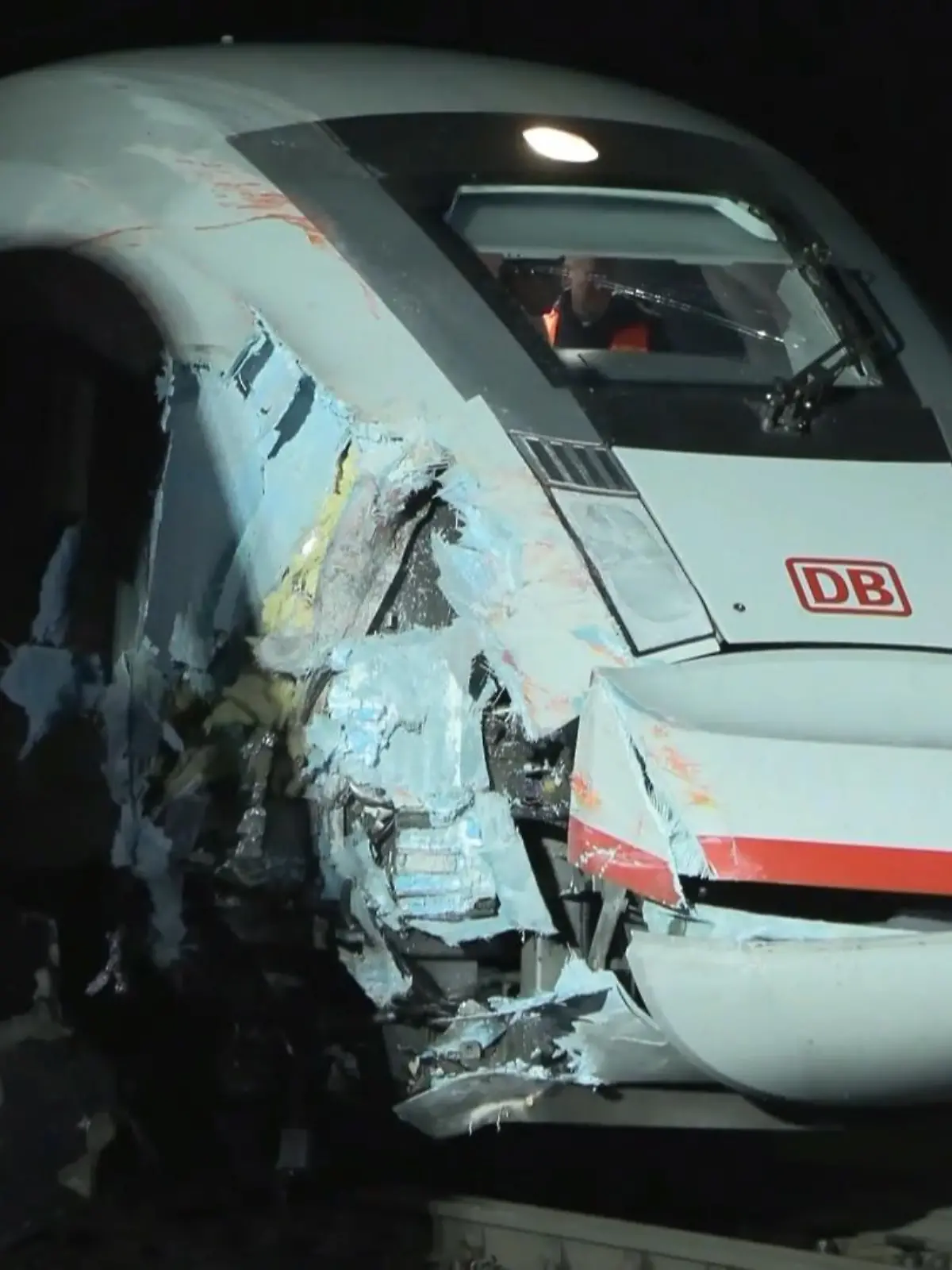 Riesenschock für 550 Zugpassagiere: Ein ICE hat zwischen Hamburg und Bremen eine Regionalbahn gerammt. Bei dem Unfall am Mittwochnachmittag gab nach Angaben der Bundespolizei keine Verletzten.