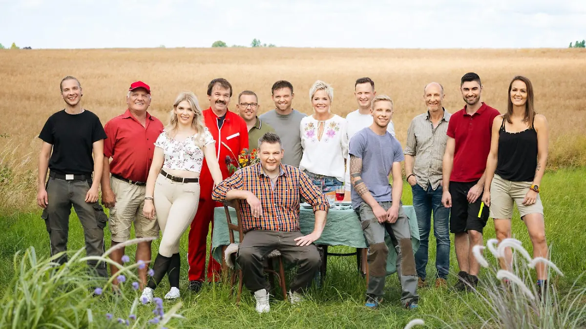 Bauer sucht Frau, 2023 mit (v.l.) Öko-Bauer Christoph (27) aus Niedersachsen, Hobbypferdebauer Dietrich-Max-Helmut (69) aus Brandenburg, Pferdewirtin Carolin (26) aus Hessen, Bullenzüchter Siegfried (63) aus Hessen, Ackerbauer Stephan (31) aus Rheinland-Pfalz, Mutterkuhhalter Steffen (42) aus Bayern, Milchbauer André (33) aus Nordrhein-Westfalen, Moderatorin Inka Bause, Milchbauer Patrick (27) aus Belgien, Schafzüchter Hannes (23) aus Bayern, Pferdewirtschaftsmeister Hans (65) aus Nordrhein-Westfalen, Viehwirt Daniel (26) aus Bayern, Geflügelbäuerin Stefanie (40) aus Schleswig-Holstein



+++ Die Verwendung des sendungsbezogenen Materials ist nur mit dem Hinweis und Verlinkung auf RTL+ gestattet. +++