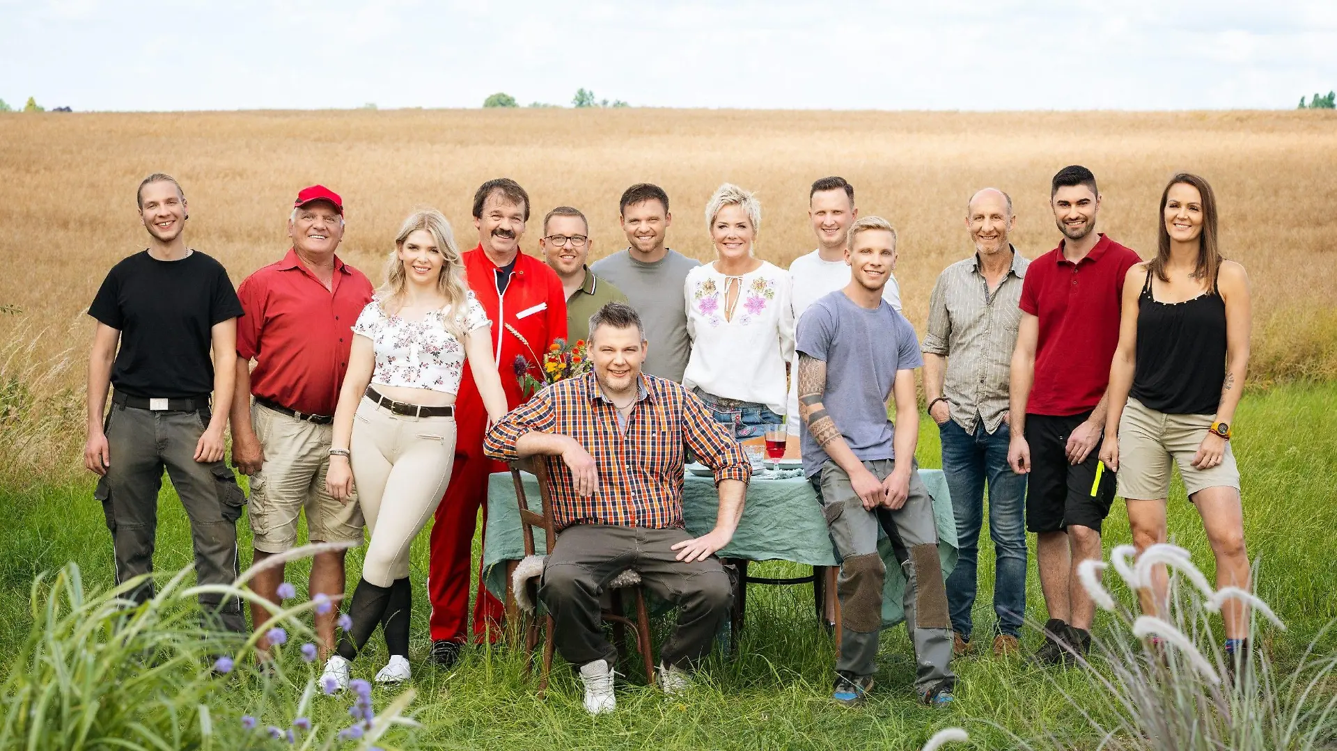 Bauer sucht Frau, 2023 mit (v.l.) Öko-Bauer Christoph (27) aus Niedersachsen, Hobbypferdebauer Dietrich-Max-Helmut (69) aus Brandenburg, Pferdewirtin Carolin (26) aus Hessen, Bullenzüchter Siegfried (63) aus Hessen, Ackerbauer Stephan (31) aus Rheinland-Pfalz, Mutterkuhhalter Steffen (42) aus Bayern, Milchbauer André (33) aus Nordrhein-Westfalen, Moderatorin Inka Bause, Milchbauer Patrick (27) aus Belgien, Schafzüchter Hannes (23) aus Bayern, Pferdewirtschaftsmeister Hans (65) aus Nordrhein-Westfalen, Viehwirt Daniel (26) aus Bayern, Geflügelbäuerin Stefanie (40) aus Schleswig-Holstein



+++ Die Verwendung des sendungsbezogenen Materials ist nur mit dem Hinweis und Verlinkung auf RTL+ gestattet. +++