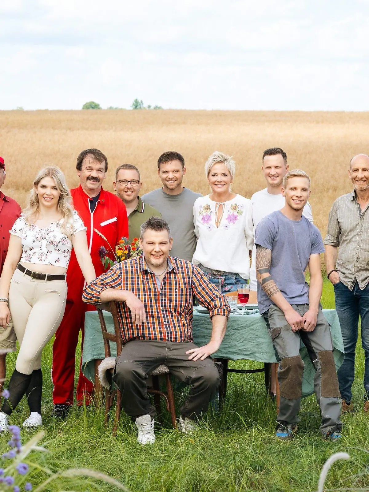 Bauer sucht Frau, 2023 mit (v.l.) Öko-Bauer Christoph (27) aus Niedersachsen, Hobbypferdebauer Dietrich-Max-Helmut (69) aus Brandenburg, Pferdewirtin Carolin (26) aus Hessen, Bullenzüchter Siegfried (63) aus Hessen, Ackerbauer Stephan (31) aus Rheinland-Pfalz, Mutterkuhhalter Steffen (42) aus Bayern, Milchbauer André (33) aus Nordrhein-Westfalen, Moderatorin Inka Bause, Milchbauer Patrick (27) aus Belgien, Schafzüchter Hannes (23) aus Bayern, Pferdewirtschaftsmeister Hans (65) aus Nordrhein-Westfalen, Viehwirt Daniel (26) aus Bayern, Geflügelbäuerin Stefanie (40) aus Schleswig-Holstein



+++ Die Verwendung des sendungsbezogenen Materials ist nur mit dem Hinweis und Verlinkung auf RTL+ gestattet. +++