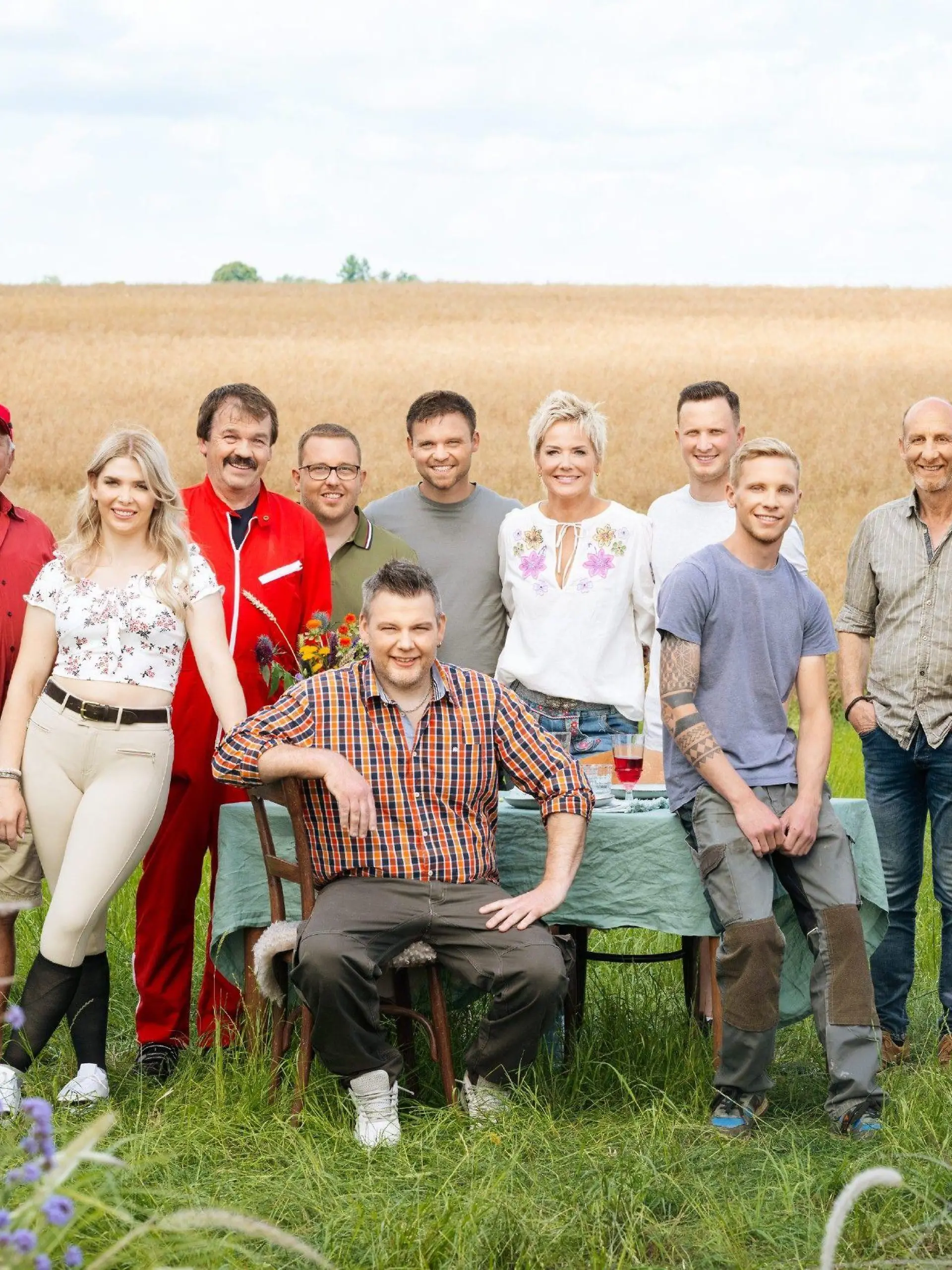 Bauer sucht Frau, 2023 mit (v.l.) Öko-Bauer Christoph (27) aus Niedersachsen, Hobbypferdebauer Dietrich-Max-Helmut (69) aus Brandenburg, Pferdewirtin Carolin (26) aus Hessen, Bullenzüchter Siegfried (63) aus Hessen, Ackerbauer Stephan (31) aus Rheinland-Pfalz, Mutterkuhhalter Steffen (42) aus Bayern, Milchbauer André (33) aus Nordrhein-Westfalen, Moderatorin Inka Bause, Milchbauer Patrick (27) aus Belgien, Schafzüchter Hannes (23) aus Bayern, Pferdewirtschaftsmeister Hans (65) aus Nordrhein-Westfalen, Viehwirt Daniel (26) aus Bayern, Geflügelbäuerin Stefanie (40) aus Schleswig-Holstein



+++ Die Verwendung des sendungsbezogenen Materials ist nur mit dem Hinweis und Verlinkung auf RTL+ gestattet. +++