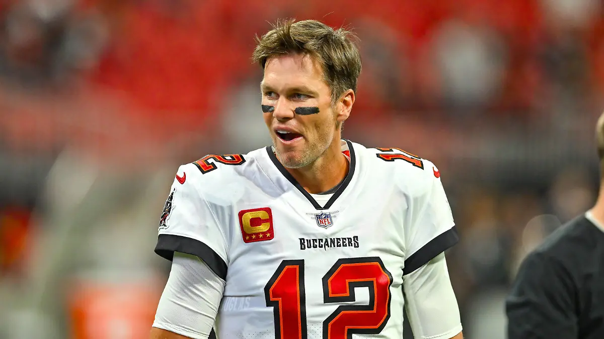 ATLANTA, GA Ð JANUARY 08: Tampa Bay quarterback Tom Brady 12 warms up prior to the start of the NFL, American Football Herren, USA game between the Tampa Bay Buccaneers and the Atlanta Falcons on January 8th, 2023 at Mercedes-Benz Stadium in Atlanta, GA. Photo by Rich von Biberstein/Icon Sportswire NFL: JAN 08 Buccaneers at Falcons Icon230108090
