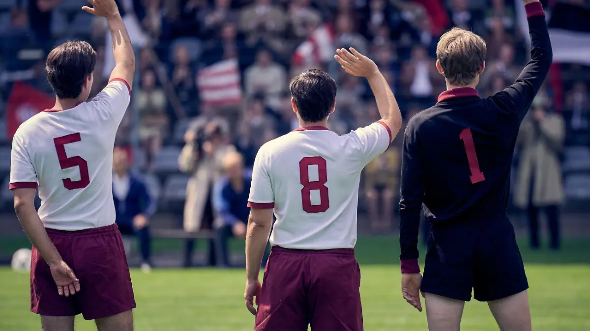 V.l.: Franz Beckenbauer (Moritz Lehmann), Gerd Müller (Markus Krojer), Sepp Maier (Paul Wellenhof)