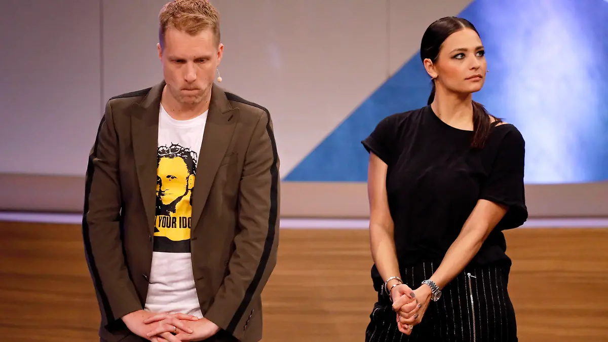 Entertainer Oliver Pocher mit Ehefrau Amira Pocher in der RTL-Live-Show Pocher vs. Wendler - Schluss mit lustig in den NOBEO Studios. Nach ihrer Hochzeit 2019 gaben beide im August 2023 ihre Trennung bekannt. Archivfoto Hürth, 01.03.2020 NRW Deutschland *** Entertainer Oliver Pocher with wife Amira Pocher in the RTL Live Show Pocher vs Wendler Schluss mit lustig in the NOBEO Studios After their wedding in 2019, both announced their separation in August 2023 Archivfoto Hürth, 01 03 2020 NRW Germany Copyright: xChristophxHardtx