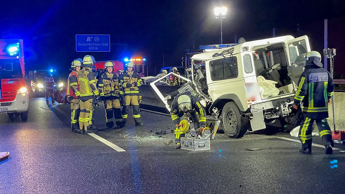 21.10.2022, Nordrhein-Westfalen, Bochum: Rettungskräfte stehen auf der A40. Wegen eines Unfalls nach einer Falschfahrt auf der Autobahn 40 zwischen Bochum und Essen müssen Autofahrer am Freitagvormittag mit erheblichen Einschränkungen rechnen. Die Autobahn sei am frühen Morgen in beide Richtungen voll gesperrt worden, sagte ein Sprecher der Polizei. Wie lange die Sperrung andauert, sei noch unklar. Auch Details zum Unfall gab es bislang nicht. Foto: --/KDF-TV /dpa - ACHTUNG: KFZ Kennzeichen wurde(n) aus rechtlichen Gründen gepixelt. +++ dpa-Bildfunk +++