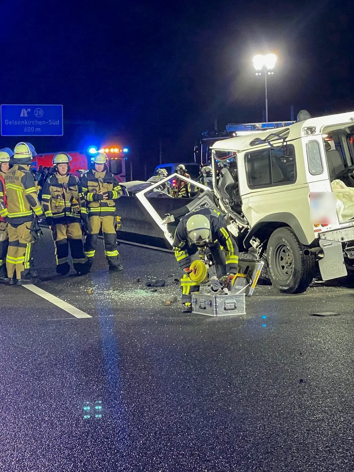 21.10.2022, Nordrhein-Westfalen, Bochum: Rettungskräfte stehen auf der A40. Wegen eines Unfalls nach einer Falschfahrt auf der Autobahn 40 zwischen Bochum und Essen müssen Autofahrer am Freitagvormittag mit erheblichen Einschränkungen rechnen. Die Autobahn sei am frühen Morgen in beide Richtungen voll gesperrt worden, sagte ein Sprecher der Polizei. Wie lange die Sperrung andauert, sei noch unklar. Auch Details zum Unfall gab es bislang nicht. Foto: --/KDF-TV /dpa - ACHTUNG: KFZ Kennzeichen wurde(n) aus rechtlichen Gründen gepixelt. +++ dpa-Bildfunk +++