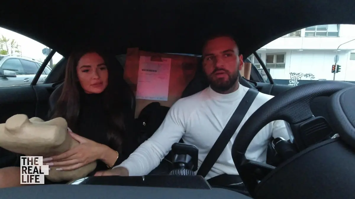 Noch mehr Shopping - dann ist im tiefliegenden Sportwagen von Diego bald gar kein Platz mehr.
