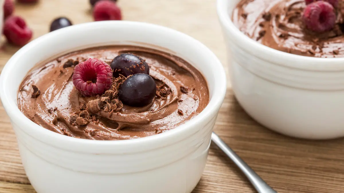<b>Die einfachste Schokoladen-Mousse der Welt</b>
Wir zeigen Ihnen wie sie ganz simpel mit nur zwei Zutaten eine leckere und vor allem Kalorienarme Schoko-Mousse kreieren.
Dazu braucht Ihr 300 Gramm Schokolade mit hohem Kakaoanteil und diese in einem Wasserbad schmelzen.
Nun einfach 250 Milliliter Wasser dazugeben und beides gut vermischen. Wem dieses Gemisch zu bitter ist, der verfeinert das alles noch mit ein wenig Zucker.
Da jetzt noch alles sehr flüssig ist, einfach die Masse nun in ein eiskaltes Wasserbad geben und darin aufschlagen. Das geht am besten mit einem Schneebesen. Das ganze zehn Minuten rühren und dann ist der leckere Nachtisch auch schon fertig – Guten Appetit!