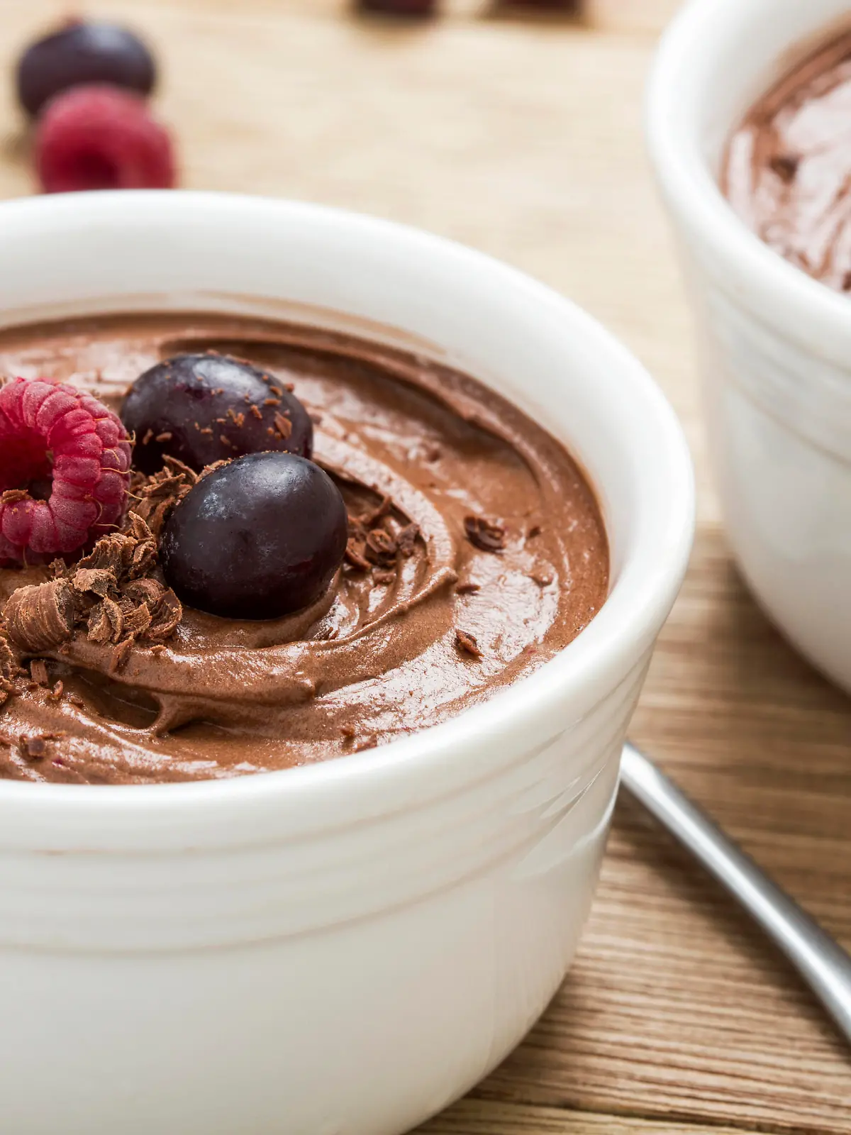 <b>Die einfachste Schokoladen-Mousse der Welt</b>

Wir zeigen Ihnen wie sie ganz simpel mit nur zwei Zutaten eine leckere und vor allem Kalorienarme Schoko-Mousse kreieren.   
Dazu braucht Ihr 300 Gramm Schokolade mit hohem Kakaoanteil und diese in einem Wasserbad schmelzen. 

Nun einfach 250 Milliliter Wasser dazugeben und beides gut vermischen. Wem dieses Gemisch zu bitter ist, der verfeinert das alles noch mit ein wenig Zucker. 

Da jetzt noch alles sehr flüssig ist, einfach die Masse nun in ein eiskaltes Wasserbad geben und darin aufschlagen. Das geht am besten mit einem Schneebesen. Das ganze zehn Minuten rühren und dann ist der leckere Nachtisch auch schon fertig – Guten Appetit!
