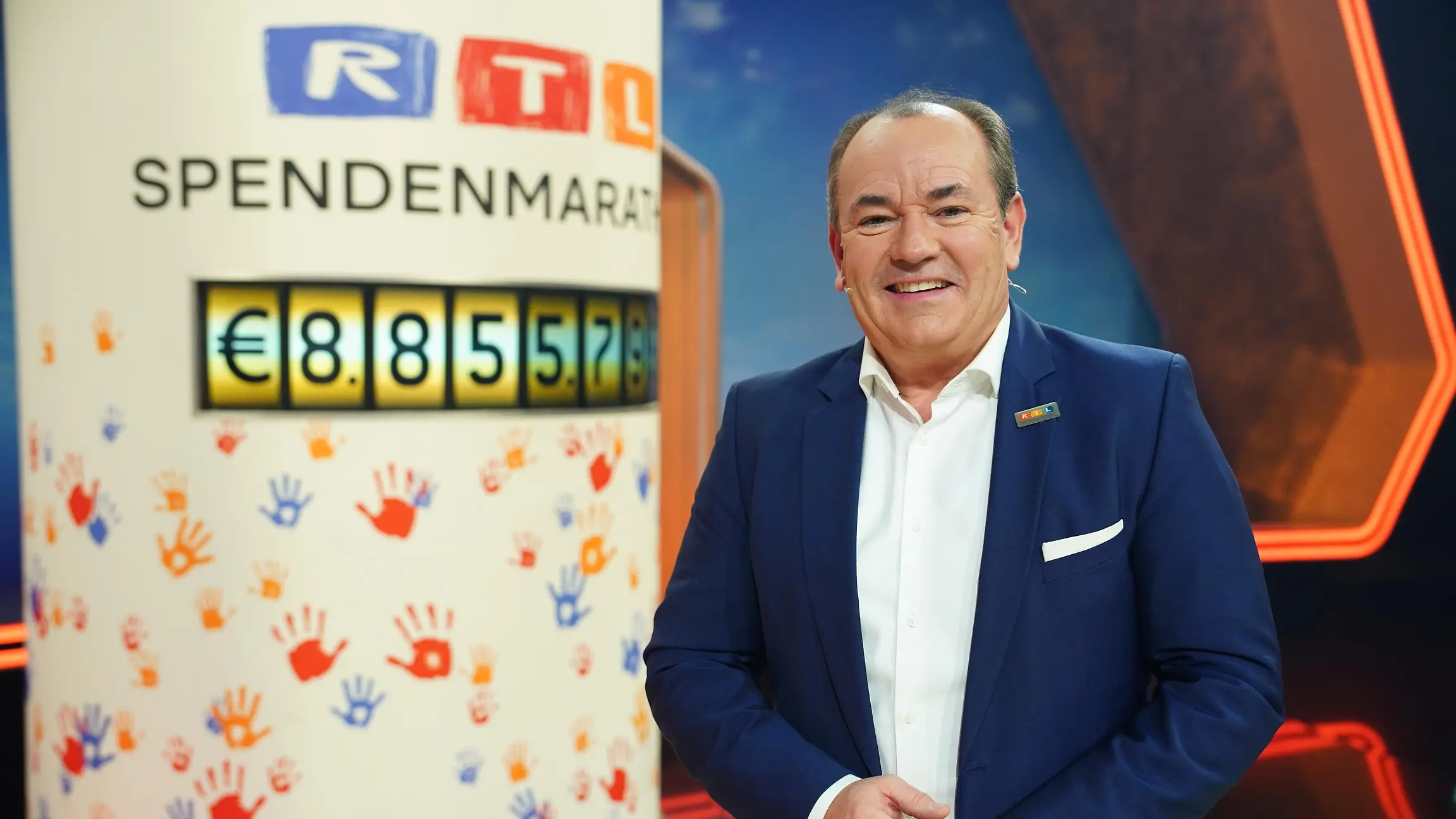Wolfram Kons mit dem Spendenzwischenstand zur Halbzeit des 28. RTL-Spendenmarathons.