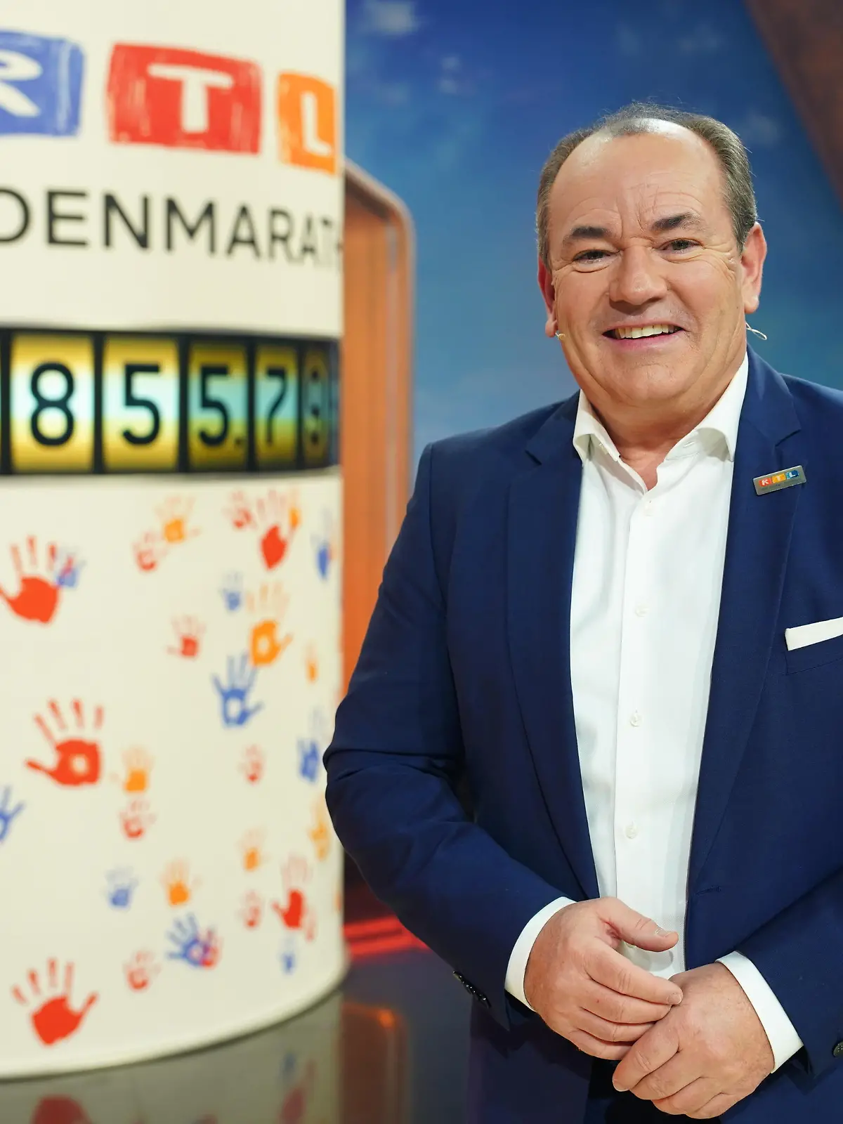 Wolfram Kons mit dem Spendenzwischenstand zur Halbzeit des 28. RTL-Spendenmarathons.