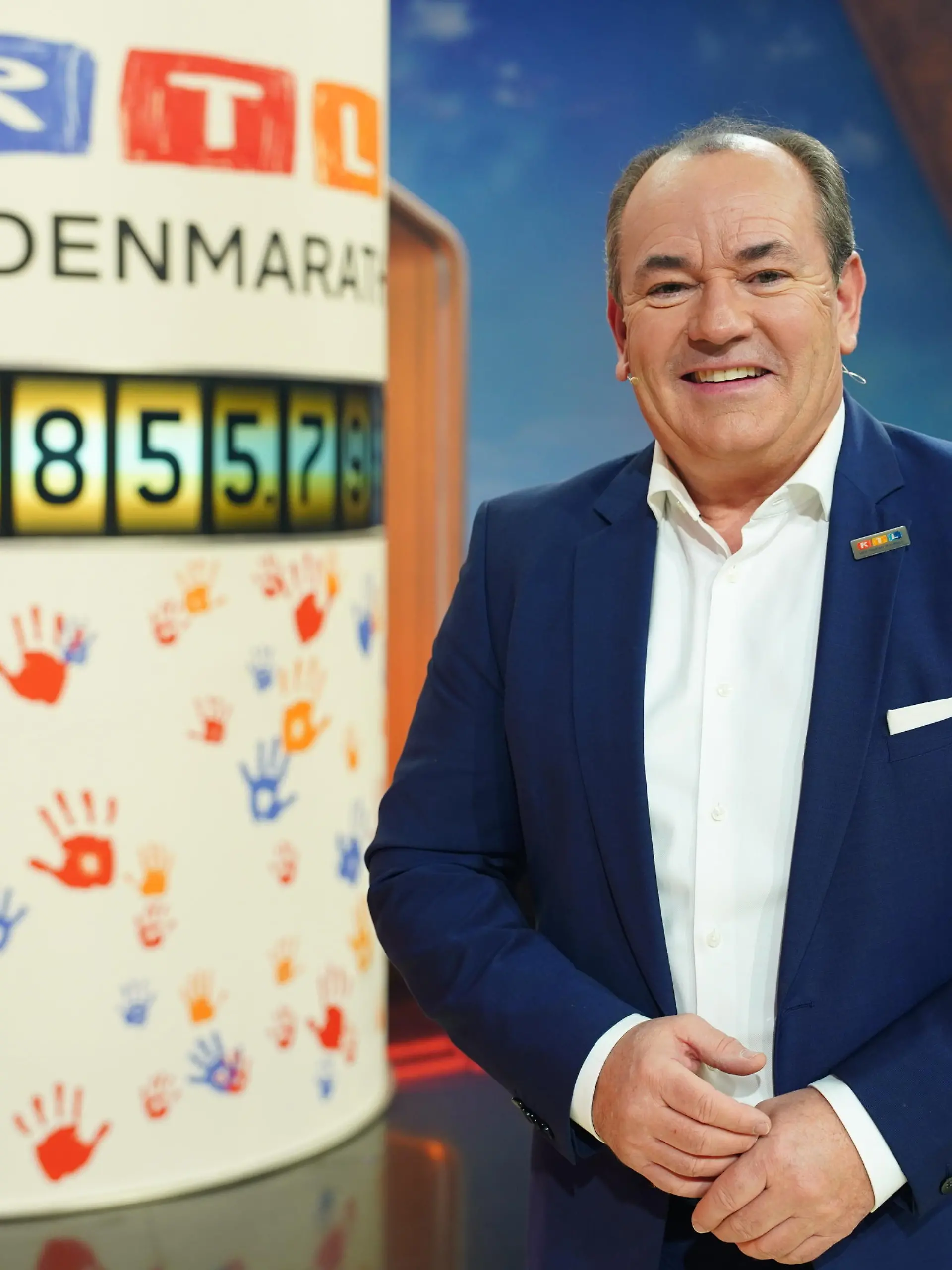 Wolfram Kons mit dem Spendenzwischenstand zur Halbzeit des 28. RTL-Spendenmarathons.