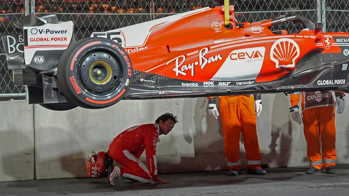 16.11.2023, USA, Las Vegas: Motorsport: Formel-1-Weltmeisterschaft, Grand Prix von Las Vegas, 1. Freies Training. Carlos Sainz aus Spanien vom Team Ferrari kontrolliert sein Auto, nachdem er beim Training über einen Kanaldeckel gefahren ist. Foto: Nick Didlick/FR AP/AP +++ dpa-Bildfunk +++