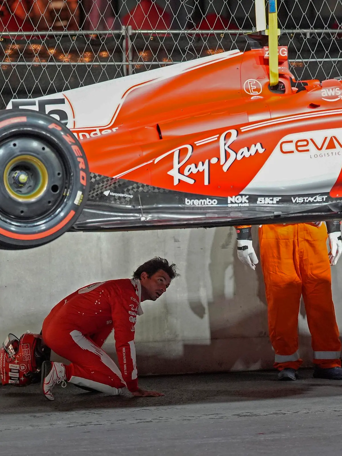 16.11.2023, USA, Las Vegas: Motorsport: Formel-1-Weltmeisterschaft, Grand Prix von Las Vegas, 1. Freies Training. Carlos Sainz aus Spanien vom Team Ferrari kontrolliert sein Auto, nachdem er beim Training über einen Kanaldeckel gefahren ist. Foto: Nick Didlick/FR AP/AP +++ dpa-Bildfunk +++