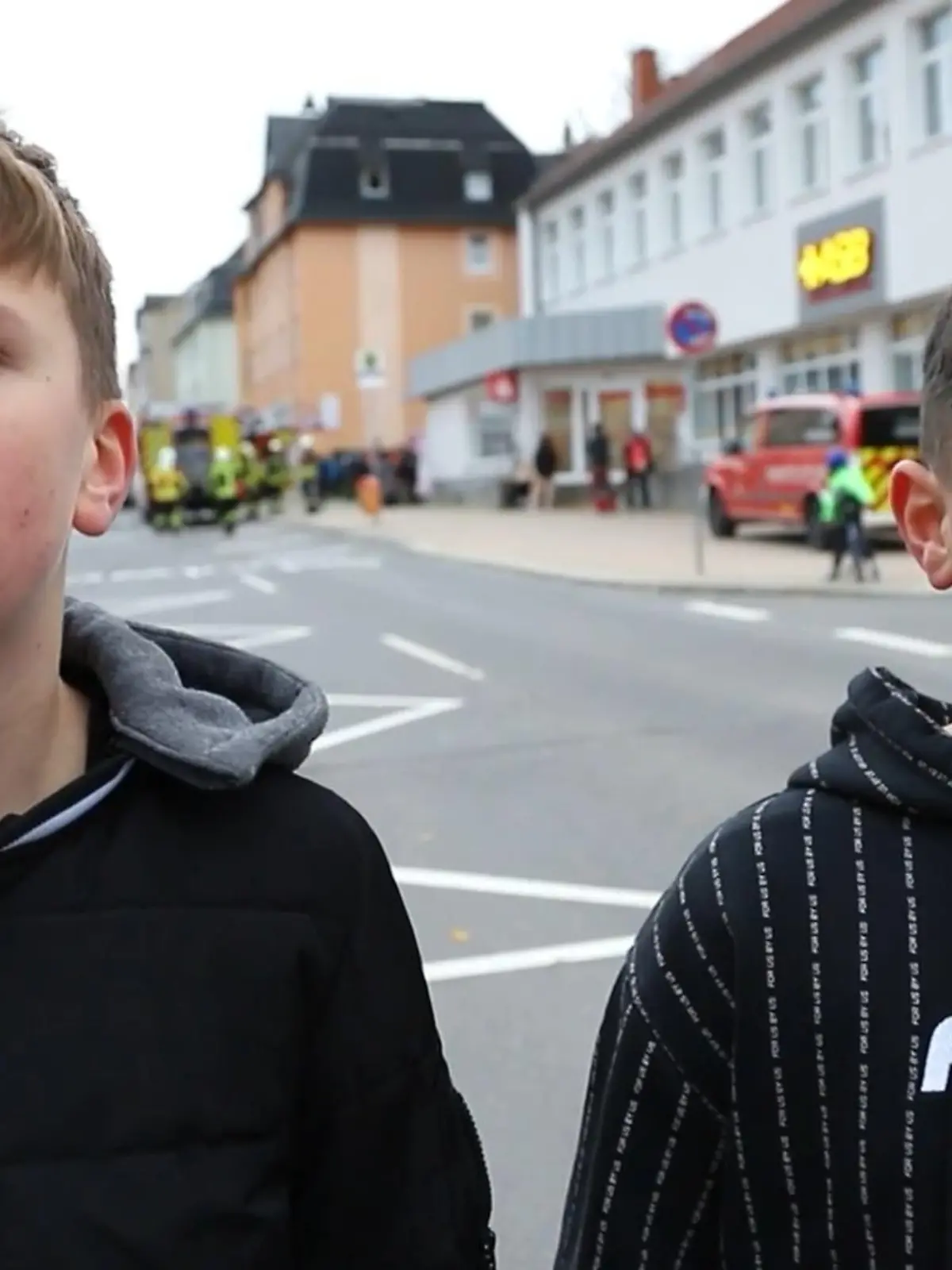 Dominik und Mounir (beide 12) sind echte Lebensretter!
Als die beiden Kinder am frühen Donnerstagnachmittag in Aue einen Döner holen wollen, bemerken sie, wie Rauch aus einer Dachgeschosswohnung in der Lindenstraße austritt. Sofort rufen sie 112 - und sorgen so dafür, dass die Rettungskräfte ein Kind und vier Katzen aus den Flammen befreien können.