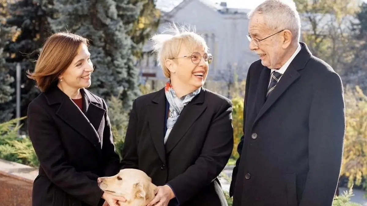 Moldova's President Maia Sandu and her dog greet Austria's President Alexander Van der Bellen and Slovenia's President Natasa Pirc Musar in Chisinau, Moldova November 16, 2023, in this handout picture. Maia Sandu via Instagram/Handout via REUTERS THIS IMAGE HAS BEEN SUPPLIED BY A THIRD PARTY. MANDATORY CREDIT. NO RESALES. NO ARCHIVES.