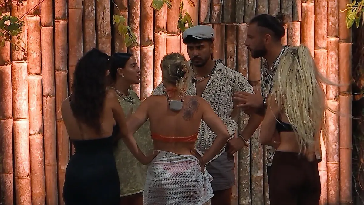 Wer hat wem was wann erzählt? Es geht heiß her bei „Bachelor in Paradise“ und alles dreht sich um Pam und Kaan.