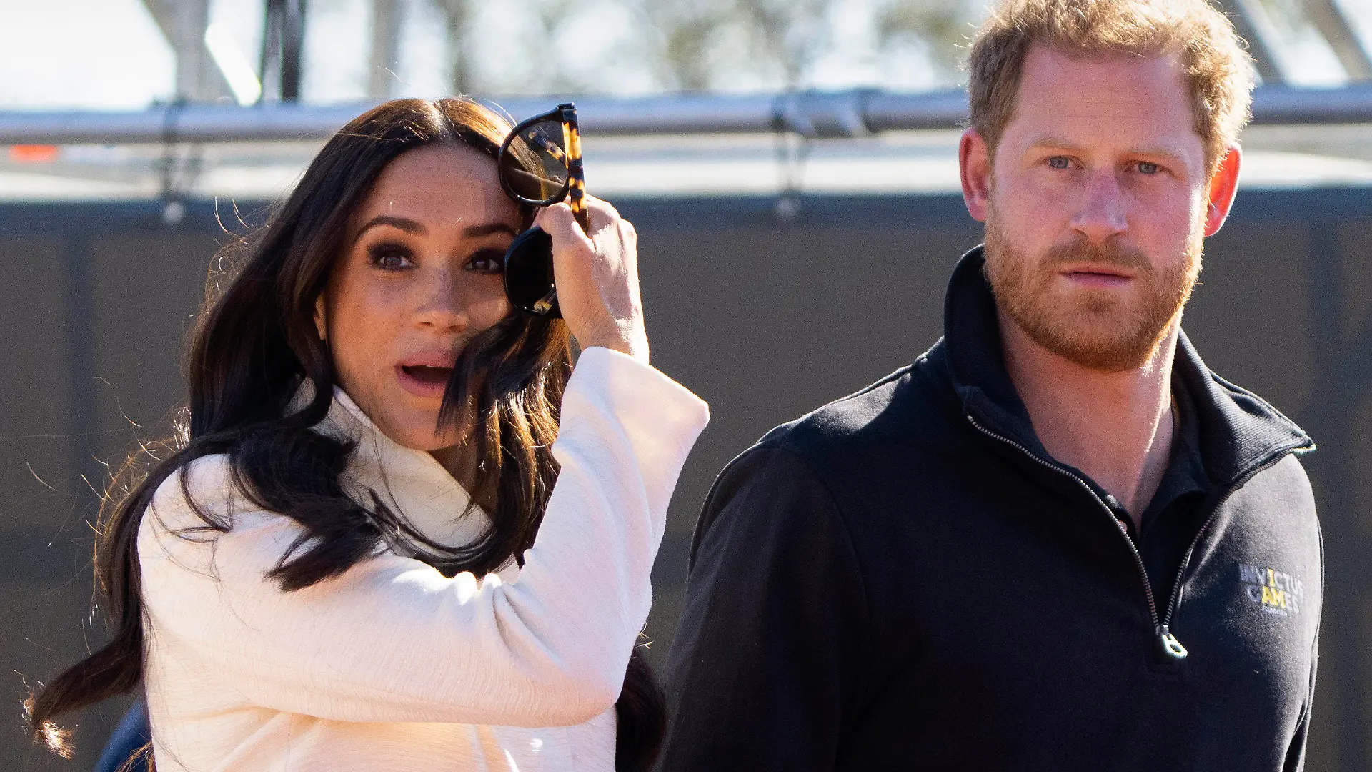 ARCHIV - 17.04.2022, Niederlande, Den Haag: Prinz Harry, Herzog von Sussex, und Meghan, Herzogin von Sussex, besuchen die Leichtathletikveranstaltung bei den Invictus Games in Den Haag. Der britische Prinz Harry und seine Frau Meghan müssen ihr Anwesen Frogmore Cottage auf dem Gelände von Schloss Windsor räumen. Das bestätigte ein Sprecher des Paares der britischen Nachrichtenagentur PA zufolge. Foto: Peter Dejong/AP +++ dpa-Bildfunk +++