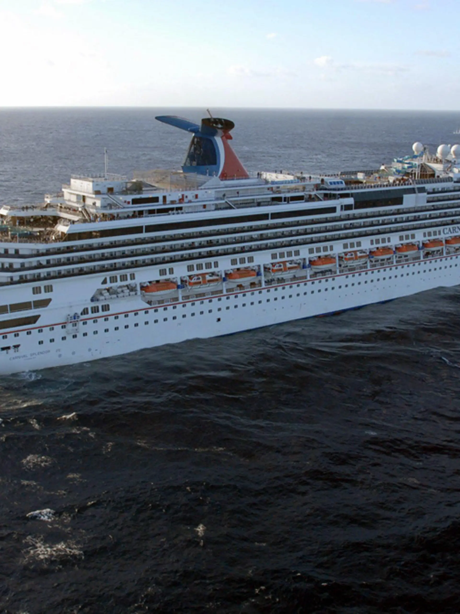 A photo released by the U.S. Navy Visual News Service (NVNS) on 09 November and taken from a helicopter of the USS Ronald Reagan (CVN 76) shows the cruise ship Carnival Splendor of the Carnioval Cruise Line off the coast of Mexico. At the request of the US Coast Guard, the USS Ronald Reagan was diverted and approaching the cruise liner to facilitate the delivery of needed supplies, the US Navy said. The cruise liner with 4,460 people on board is drifting in the Pacific Ocean some 150 nautical miles southwest of San Diego off the Mexican coast after a fire in its engine room on 08 November. EPA/Mass Communication Specialist 3rd Class Dylan McCord / HANDOUT MANDATORY CREDIT EDITORIAL USE ONLY  +++(c) dpa - Bildfunk+++