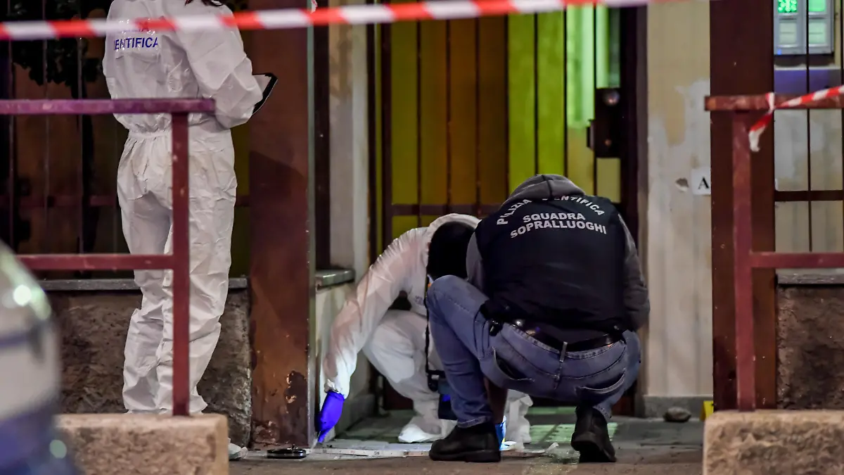 Foto Claudio Furlan/LaPresse.29 -10-2022 Milano , Omicidio di Vittorio Boiocchi in via Fratelli Zanzottera a Figino.Nella foto: polizia scientifica sul posto..Photo Claudio Furlan / LaPresse.29 -10-2022 Milan, Murder of Vittorio Boiocchi in via Fratelli Zanzottera in Figino (Credit Image: © Claudio Furlan/LaPresse via ZUMA Press