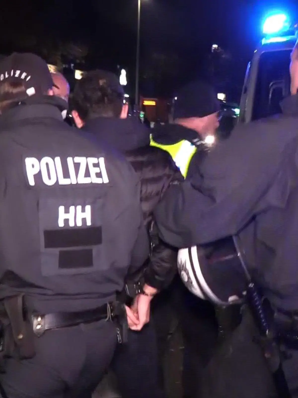 Polizisten im Einsatz in Hamburg-Harburg. Dort waren vorher Böller geflogen.