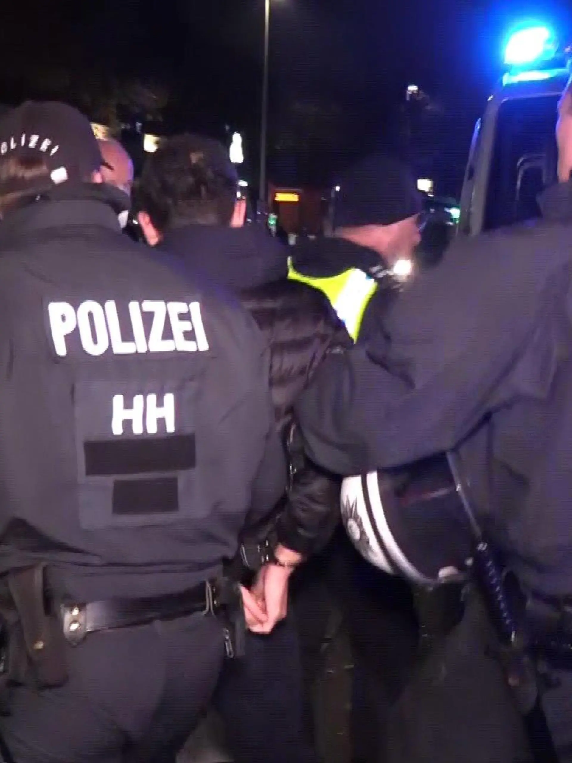 Polizisten im Einsatz in Hamburg-Harburg. Dort waren vorher Böller geflogen.