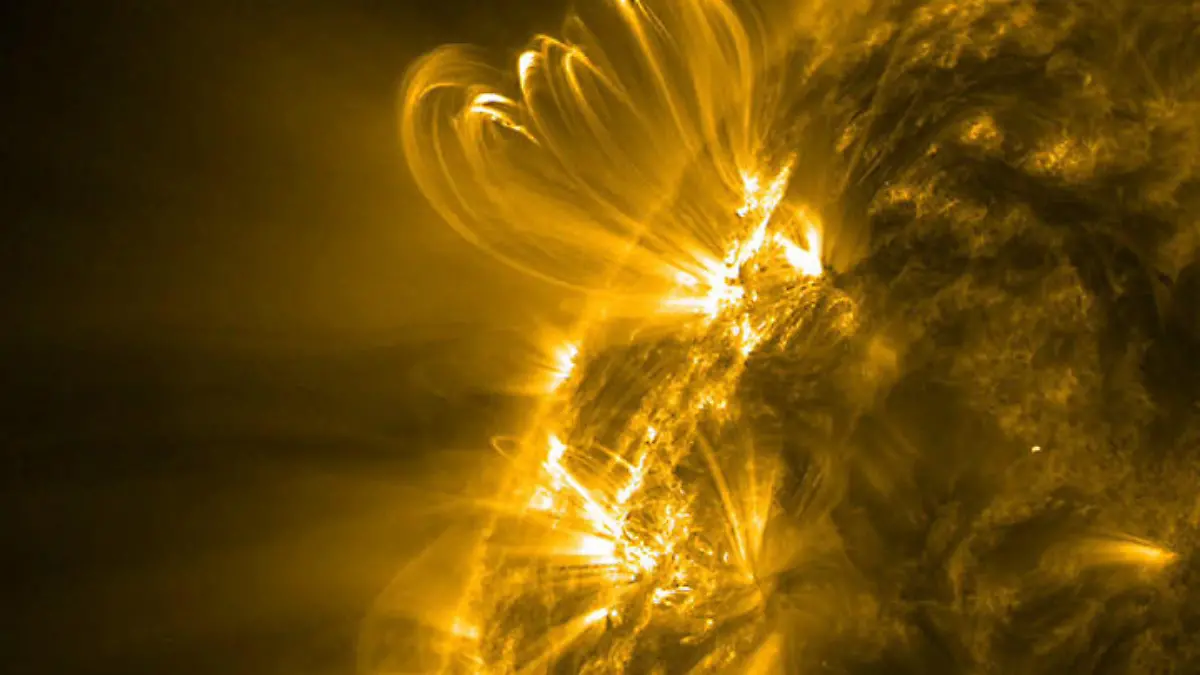 FILE - HANDOUT - The upper one of a pair of new, solar active regions that just rotated into view of SDO offered a beautiful profile view of cascading loops spiraling above it (Jan. 15-16, 2012) following a solar flare eruption. These loop structures are made of superheated plasma, just one of which is the size of several Earths. With its ability to capture the Sun in amazing detail, SDO observed it all in extreme ultraviolet light. This particular video clip used an image every five minutes to present the motion. Note all of the other spurts and minor bursts from both regions during almost two days. Photo: SDO/Solar Dynamics Observatory / NASA (Nur zur redaktionellen Verwendung und bei Nennung der Quelle) (zu dpa: Satellitenring könnte vor gewaltigen Sonnenstürmen warnen vom 01.08.2014) +++(c) dpa - Bildfunk+++