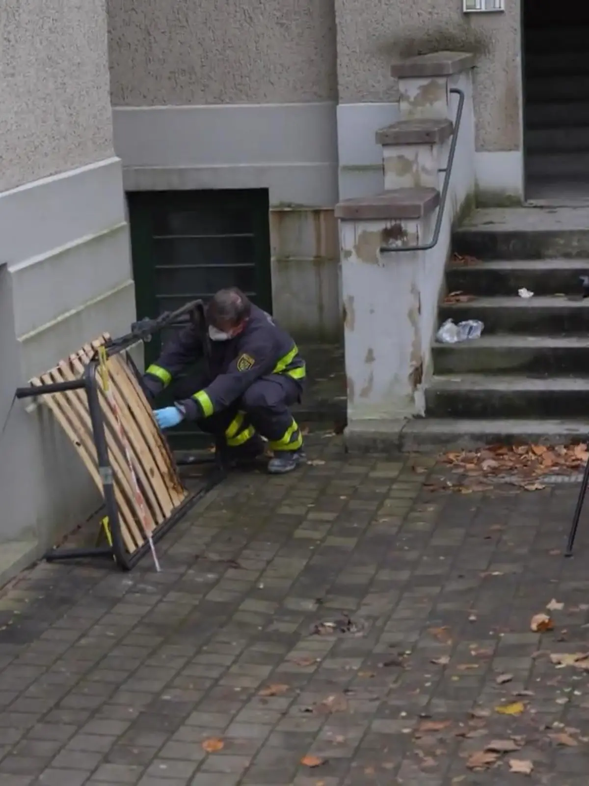 Zuerst seiht es nach einem tragischen Unglück aus: Die Feuerwehr fährt zu einer brennenden Wohnung in Dresden. Ein 25-jähriger Mann rettet sich gerade noch über den Balkon ins Freie. Aber nach den Löscharbeiten stoßen die Beamten auf ein merkwürdiges Beweisstück: am Bettgestell hängen Handschellen. Und plötzlich steht eine 19jährige Frau unter dringendem Tatverdacht.