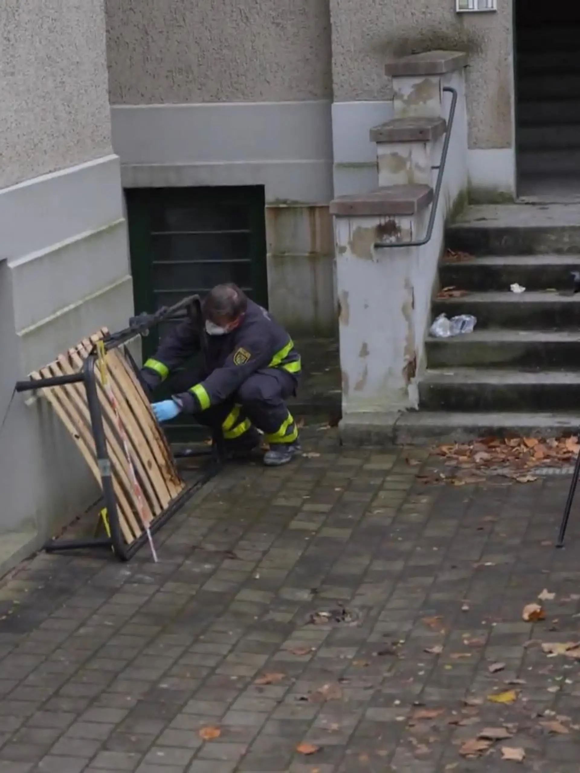 Zuerst seiht es nach einem tragischen Unglück aus: Die Feuerwehr fährt zu einer brennenden Wohnung in Dresden. Ein 25-jähriger Mann rettet sich gerade noch über den Balkon ins Freie. Aber nach den Löscharbeiten stoßen die Beamten auf ein merkwürdiges Beweisstück: am Bettgestell hängen Handschellen. Und plötzlich steht eine 19jährige Frau unter dringendem Tatverdacht.