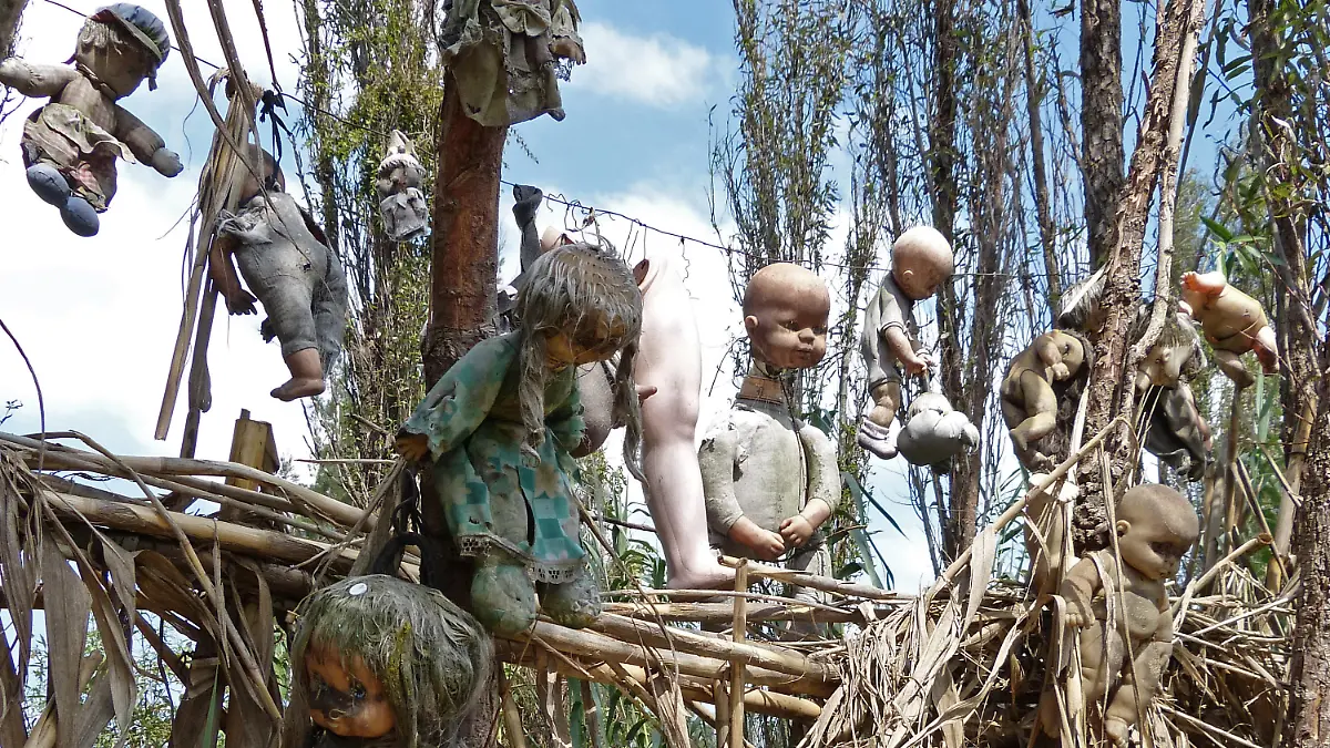 Zum Themendienst-Bericht von Florian Sanktjohanser vom 26. Oktober 2017: Verstümmelt und mit verrenkten Gliedern: Auf der Isla de las Muñecas hängen überall Puppen. Sie sollen einen bösen Geist vertreiben. (Nur zur redaktionellen Verwendung durch Themendienst-Bezieher.) Foto: Florian Sanktjohanser/dpa-tmn