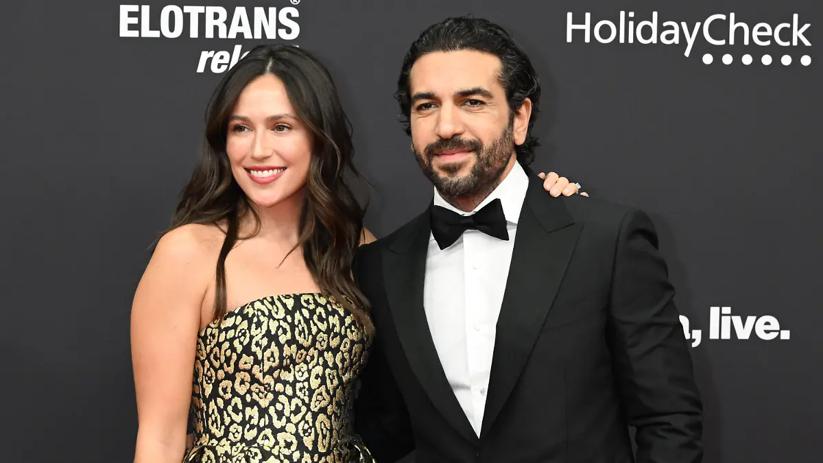 16.11.2023, Bayern, München: Schauspieler Elyas M'Barek mit Ehefrau Jessica bei der 75. Bambi-Verleihung in den Bavaria Filmstudios. Der Medienpreis Bambi wird seit 1948 vom Burda-Verlag vergeben. Er zeichnet erfolgreiche und beliebte Prominente aus. Foto: Felix Hörhager/dpa +++ dpa-Bildfunk +++