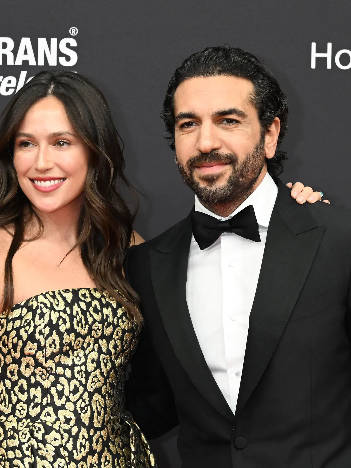 16.11.2023, Bayern, München: Schauspieler Elyas M'Barek mit Ehefrau Jessica bei der 75. Bambi-Verleihung in den Bavaria Filmstudios. Der Medienpreis Bambi wird seit 1948 vom Burda-Verlag vergeben. Er zeichnet erfolgreiche und beliebte Prominente aus. Foto: Felix Hörhager/dpa +++ dpa-Bildfunk +++