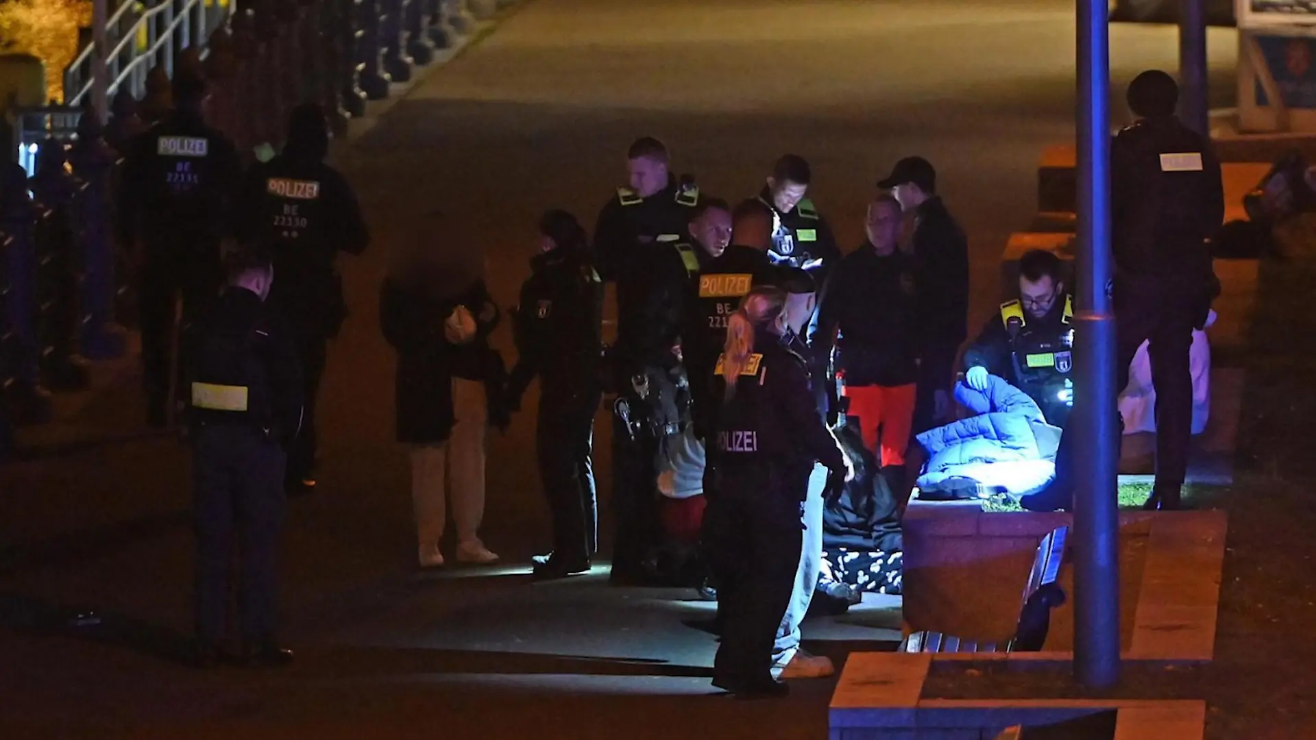 Eine Gruppe Polizisten am Spreeufer, die Spuren sichern.