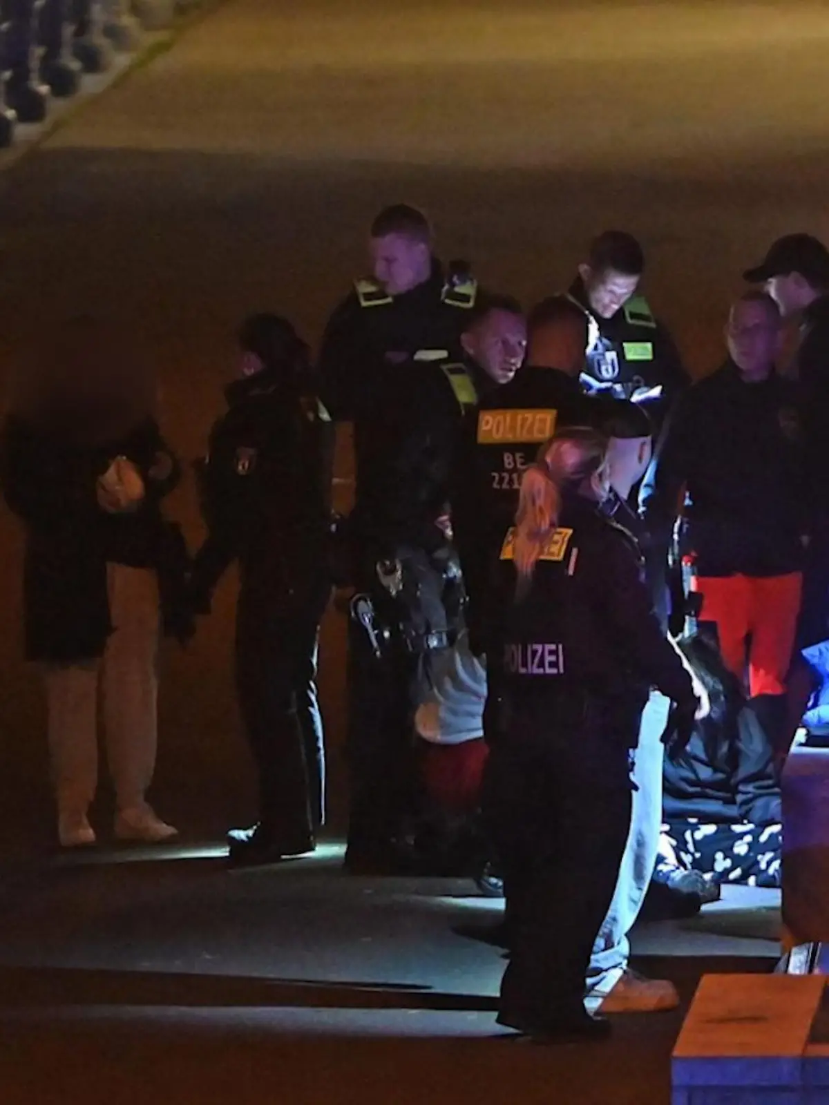Eine Gruppe Polizisten am Spreeufer, die Spuren sichern.