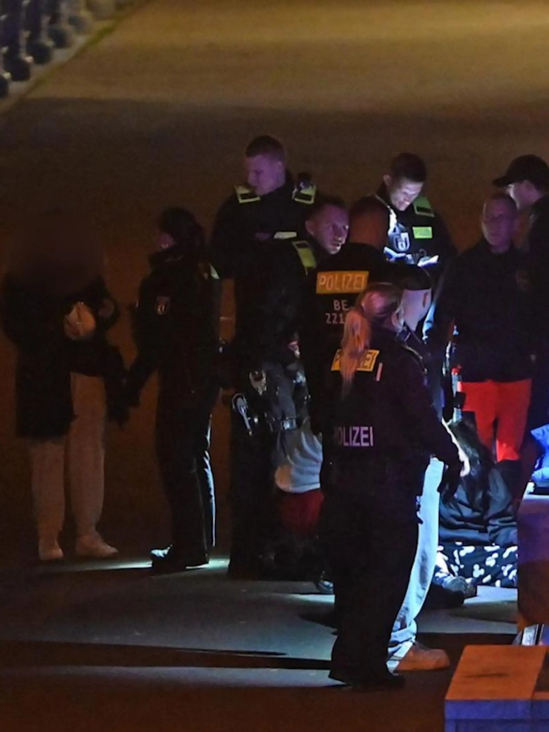 Eine Gruppe Polizisten am Spreeufer, die Spuren sichern.