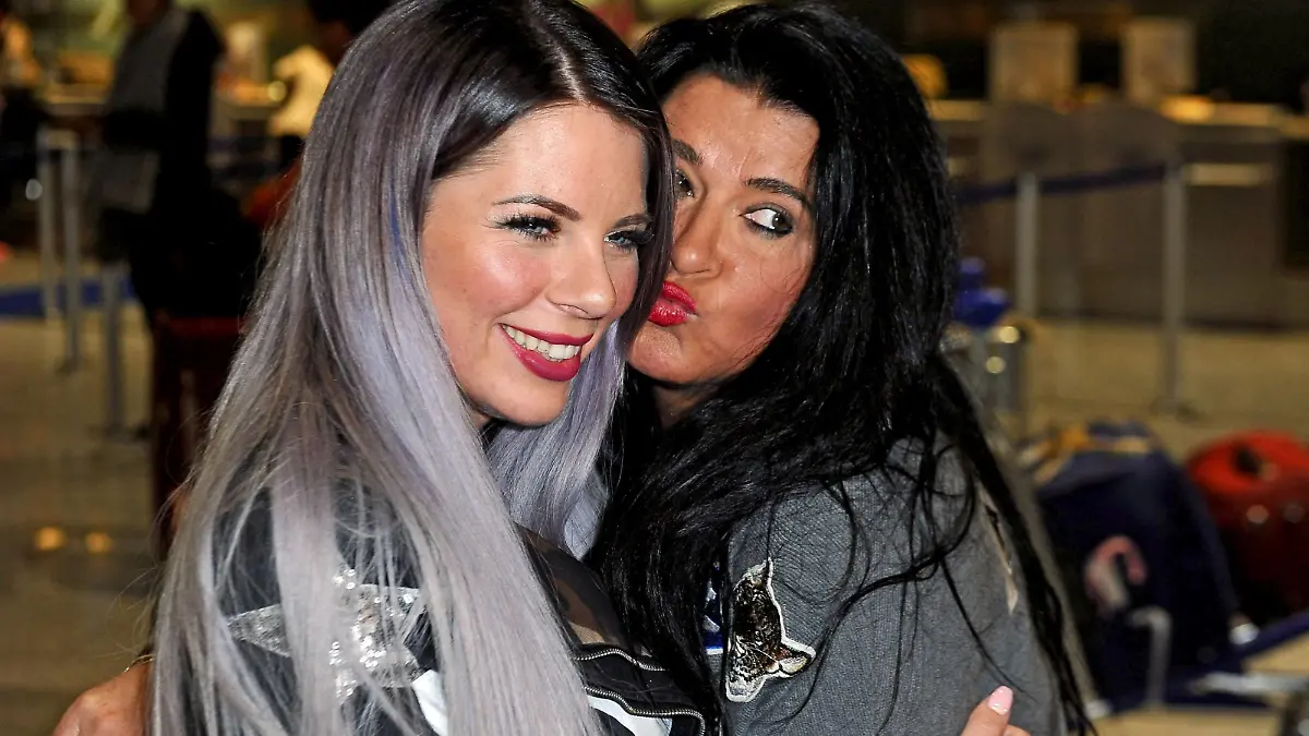 RTL - Dschungelcamp 2018. Jenny Frankhauser und ihre Mutter Iris Klein anläßlich der Abreise der Kandidaten der RTL - Sendung Ich bin ein Star - holt mich hier raus zum Dschungel-Camp 2018 am 12.01.2018 auf dem Flughafen Frankfurt / Main. *** RTL jungle camp 2018 Jenny Faruk Ibrahim and her mother Iris Klein on the occasion of the departure of the candidates of the RTL I broadcast a star get me out of here to the jungle camp 2018 on 12 01 2018 on the Frankfurt Main airport