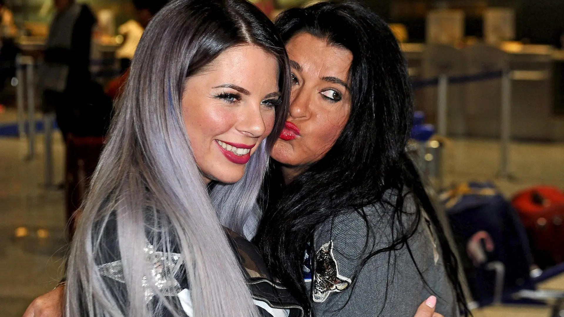 RTL - Dschungelcamp 2018. Jenny Frankhauser und ihre Mutter Iris Klein anläßlich der Abreise der Kandidaten der RTL - Sendung Ich bin ein Star - holt mich hier raus zum Dschungel-Camp 2018 am 12.01.2018 auf dem Flughafen Frankfurt / Main. *** RTL jungle camp 2018 Jenny Faruk Ibrahim and her mother Iris Klein on the occasion of the departure of the candidates of the RTL I broadcast a star get me out of here to the jungle camp 2018 on 12 01 2018 on the Frankfurt Main airport  