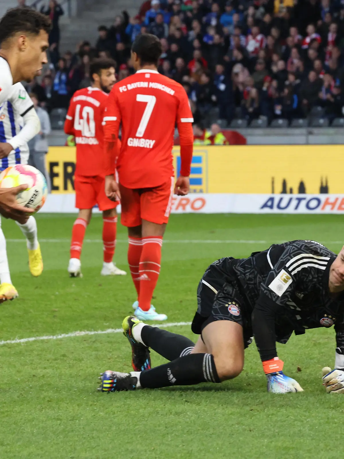 DEU, DFL, 1. FBL, Hertha BSC vs. Bayern Muenchen, / 05.11.2022, Berliner Olympiastadion, Berlin, DEU, DFL, 1. FBL, Hertha BSC vs. Bayern Muenchen, im Bild Davie Selke Hertha BSC Berlin 7, Manuel Neuer FC Bayern Muenchen 1 DFL - regulations prohibit any use of Photographs as image sequences and/or quasi-video Foto: Juergen Engler / nordphoto GmbH *** DEU, DFL, 1 FBL, Hertha BSC vs Bayern Muenchen, 05 11 2022, Berliner Olympiastadion, Berlin, DEU, DFL, 1 FBL, Hertha BSC vs Bayern Muenchen, in picture Davie Selke Hertha BSC Berlin 7 , Manuel Neuer FC Bayern Muenchen 1 DFL regulations prohibit any use of Photographs as image sequences and or quasi video Foto Juergen Engler nordphoto GmbH JuergenxEngler nph00076 