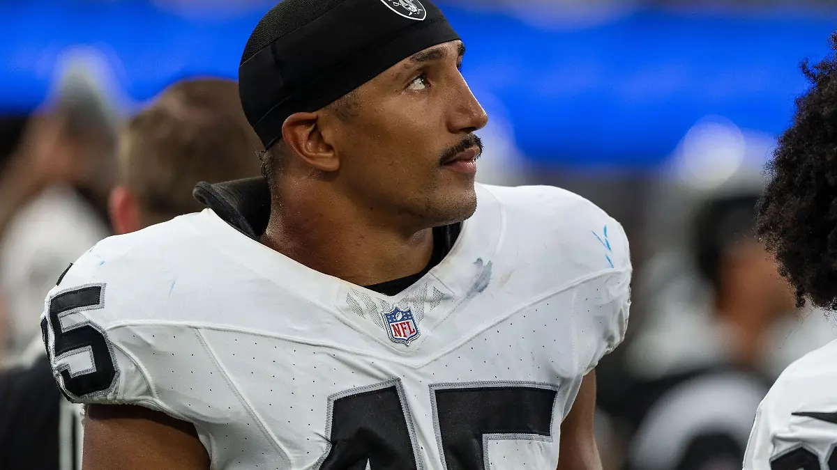 Jakob Johnson von den Las Vegas Raiders steht während der Partie am Spielfeldrand.