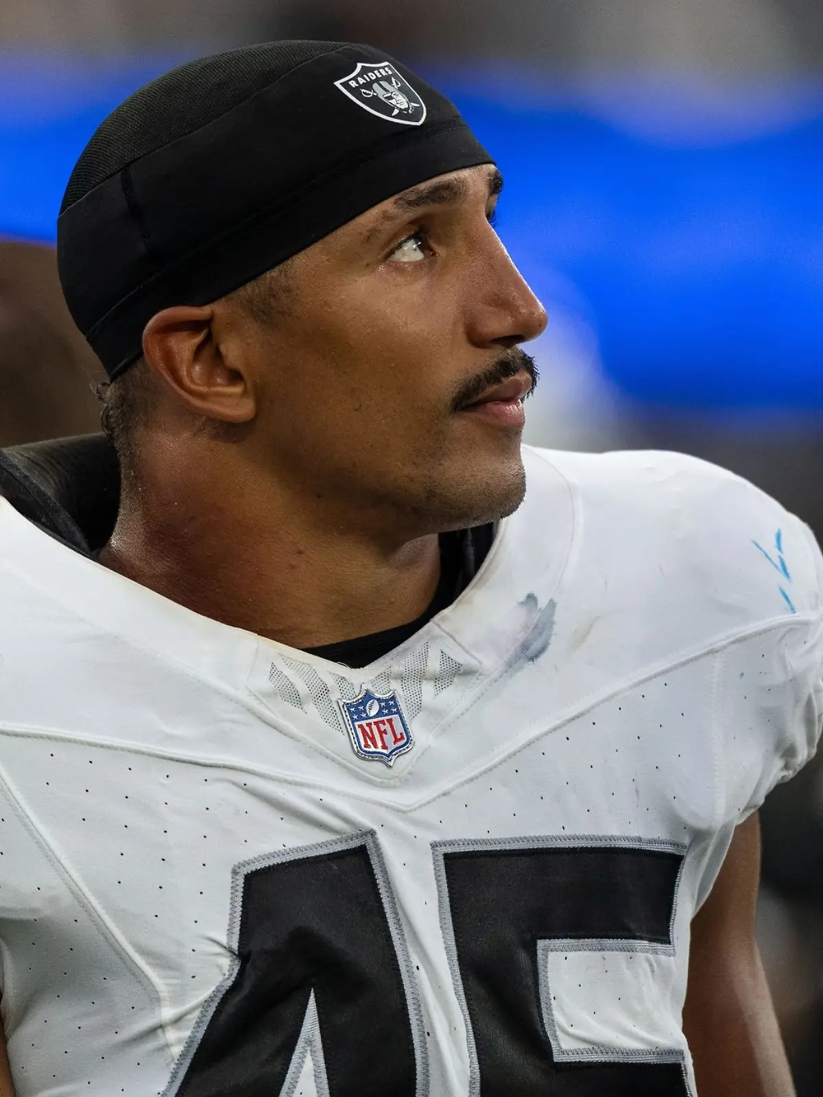 Jakob Johnson von den Las Vegas Raiders steht während der Partie am Spielfeldrand.