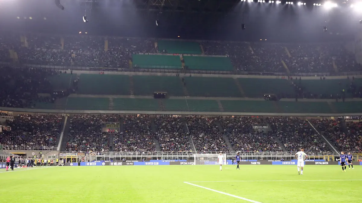 Fc Internazionale supporters leave the stadium after the news of the death of ultras leader Vittorio Boiocchi, (Photo Marco Canoniero)