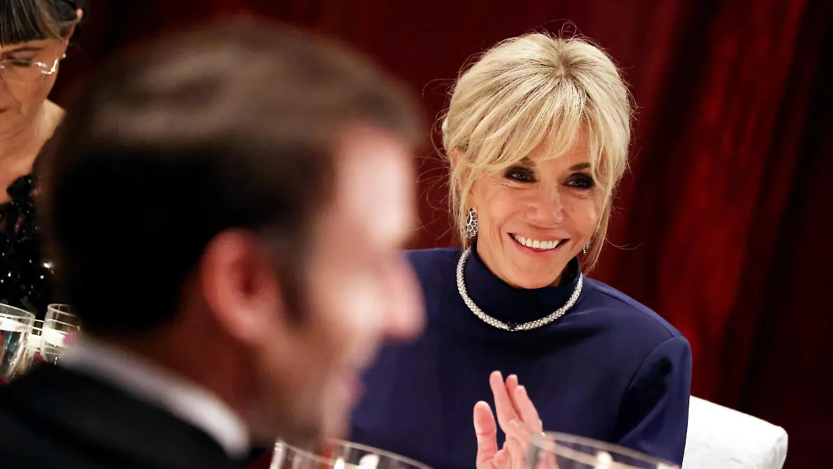 Dîner d'état en l'honneur du président Emmanuel Macron et sa femme Brigitte Macron offert par le président de la Confédération suisse à Berne le 15 novembre 2023. Le président de la République Française et sa femme sont en visite détat à linvitation du Conseil fédéral suisse. La Confédération suisse accueille la première communité française à létranger, avec près de 200 000 inscrits au registre consulaire. La Suisse est un partenaire économique très important, et nos relations denses avec des investissements croisés très importants, faisant de la Suisse le 3ème investisseur en France et réciproquement. Par ailleurs, la France et la Suisse sont Etats hôtes de lOrganisation européenne pour la recherche nucléaire (CERN) à Genève, modèle dinnovation technologique dans le monde entier. Dans le contexte international actuel, cette visite sera l'occasion d'échanger sur le renforcement de la coopération entre la France et la Suisse face aux grandes crises, notamment sur la guerre en Ukraine ou la situation au Proche-Orient. La visite du chef de lEtat sinscrit également dans une nouvelle dynamique des coopérations avec la Suisse à léchelle continentale, puisque la Confédération sest pleinement investie au sein de la Communauté politique européenne, et la relance des discussions entre la Suisse et lUnion européenne. © Dominique Jacovides / Bestimage State dinner in honour of President Emmanuel Macron and his wife Brigitte Macron hosted by the President of the Swiss Confederation in Bern on 15 November 2023. The President of the French Republic and his wife are on a state visit at the invitation of the Swiss Federal Council. The Swiss Confederation is home to France's largest community abroad, with almost 200,000 people on its consular register. Switzerland is a very important economic partner, and our relations are very close, with substantial cross-investment, making Switzerland the 3rd largest investor in France and vice versa. France and Switzerland are also host states to the European Organization for Nuclear Research (CERN) in Geneva, a model of technological innovation for the entire world. In the current international context, this visit will be an opportunity to exchange views on strengthening cooperation between France and Switzerland in the face of major crises, in particular the war in Ukraine and the situation in the Middle East. The Head of State's visit is also part of a new dynamic of cooperation with Switzerland on a continental scale, since the Confederation has fully invested itself within the European Political Community, and the relaunch of discussions between Switzerland and the European Union. / action press