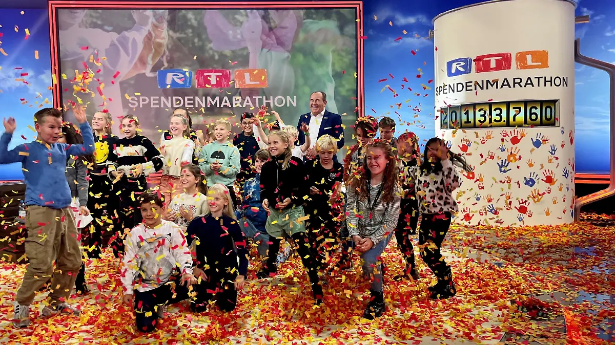 Wolfram Kons verkündet das vorläufige Endergebnis des RTL-Spendenmarathons 2023