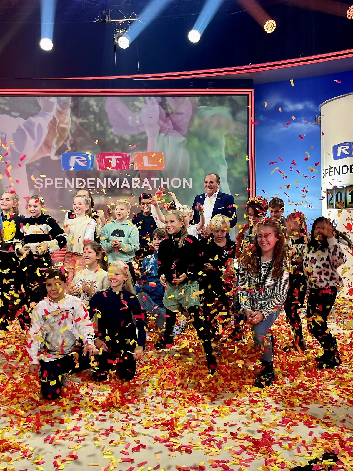 Wolfram Kons verkündet das vorläufige Endergebnis des RTL-Spendenmarathons 2023