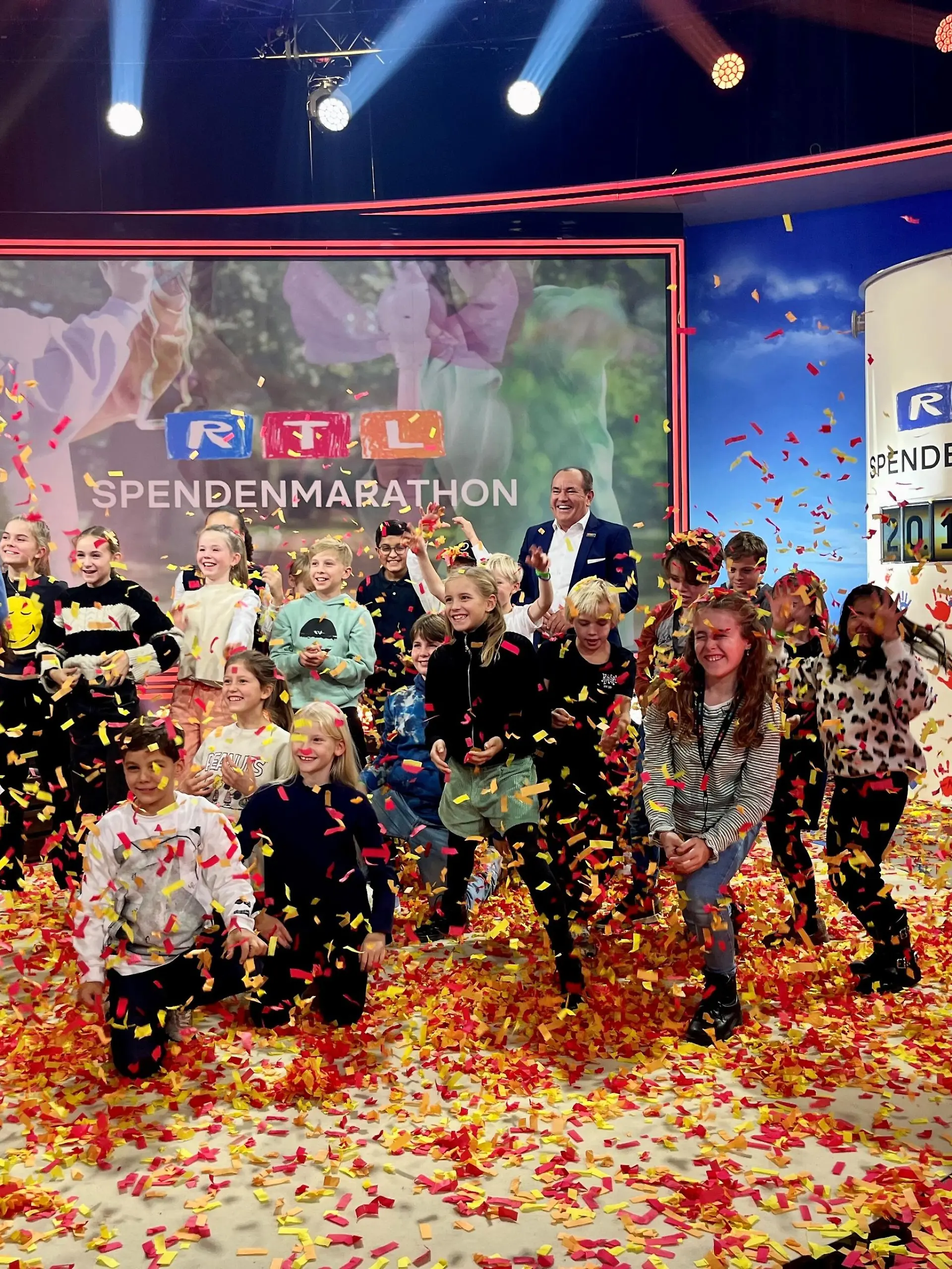 Wolfram Kons verkündet das vorläufige Endergebnis des RTL-Spendenmarathons 2023