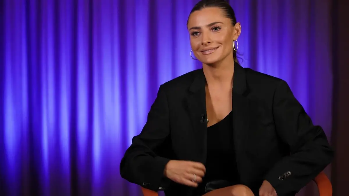 Moderatorin Sophia Thomalla lacht sich ins Fäustchen: Noch darf Ihr Liebster Alexander Zverev nicht an seine Mähne.
