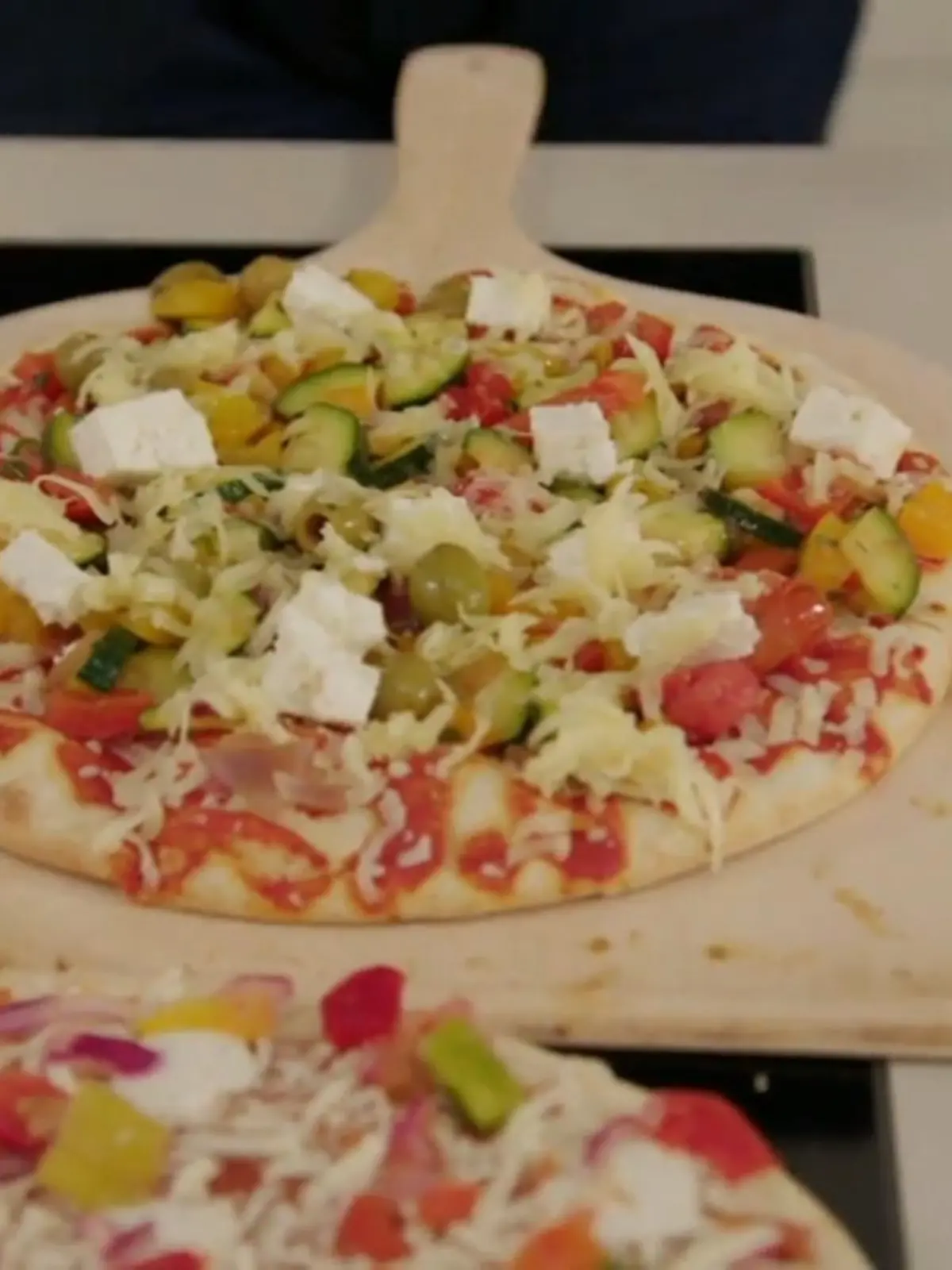 Francesco Martuccis Pizzen sind weltklasse - wortwörtlich. Denn seine Pizzeria in der Nähe von Neapel wurde jetzt zur besten Pizzeria der Welt gekürt. Da man für eine Pizza allerdings nicht immer bis nach Neapel fahren kann, haben wir die ultimativen Tipps, wie selbst die billigste Tiefkühlpizza wie vom Lieblings-Italiener schmeckt.